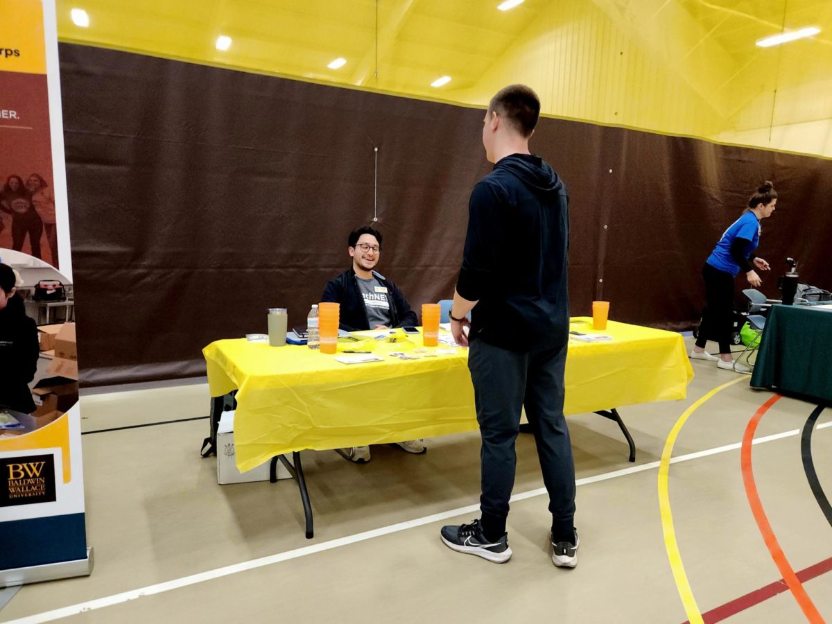One of the vendors discusses wellness with a participating student. 